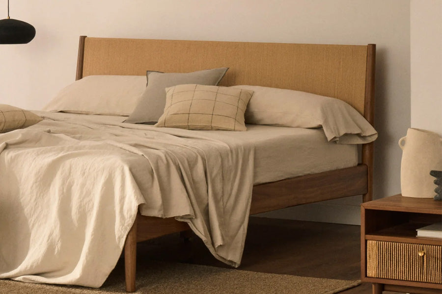 Das Bett Elan von Kave Home ist das perfekte Bett für dein Schlafzimmer, falls du eine eher kleinere Wohnung hast.