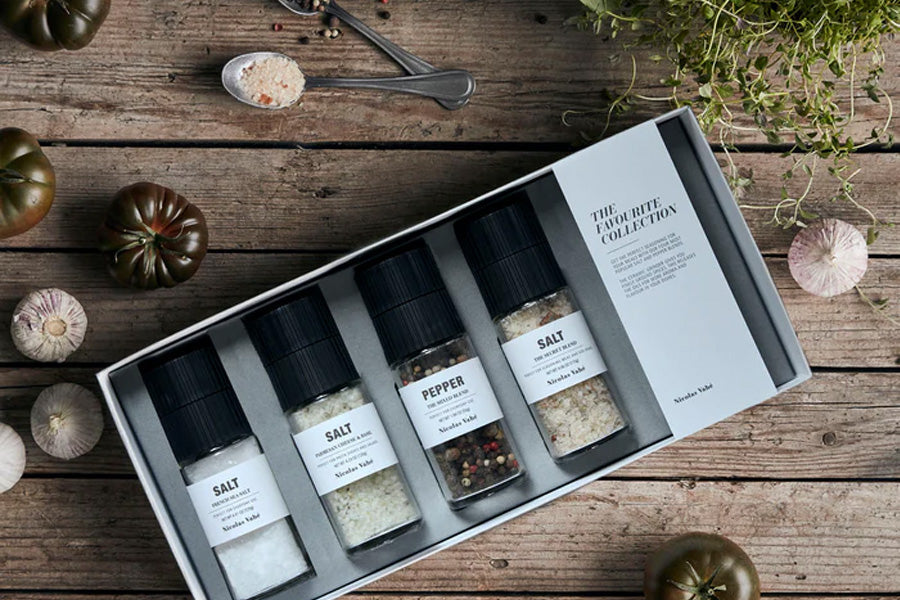 Geschenkbox ‚Favourite Collection‘ von Nicolas Vahé mit vier Gewürzmühlen: French Sea Salt, Parmesan & Basilikum, Secret Blend und Mixed Blend, elegant verpackt, ideal als Geschenk für Kochliebhaber.