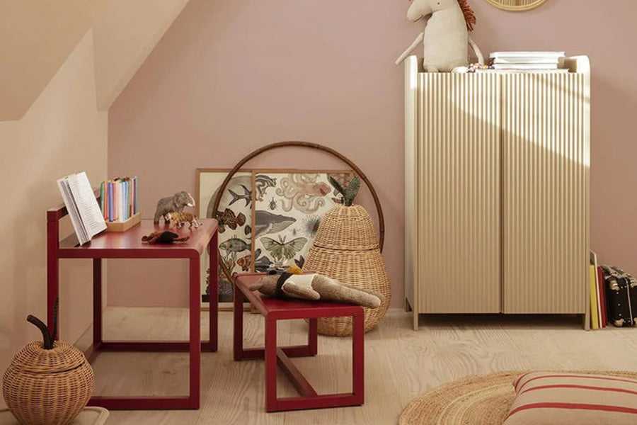 Skandinavisch eingerichtetes Kinderzimmer mit hellen neutralen Tönen, natürlichem Holz und Aufbewahrungslösungen von Bloomingville Mini.