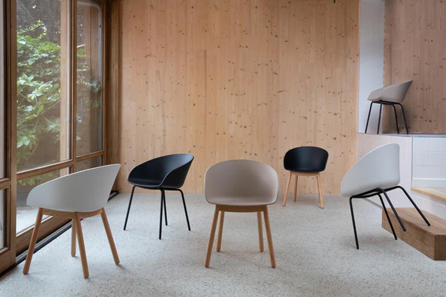 Void Sessel von Zuiver mit Sitzschale aus recyceltem Kunststoff und massivem Eiche-Gestell, modernes nachhaltiges Design mit organisch geschwungener Form und Armlehnen