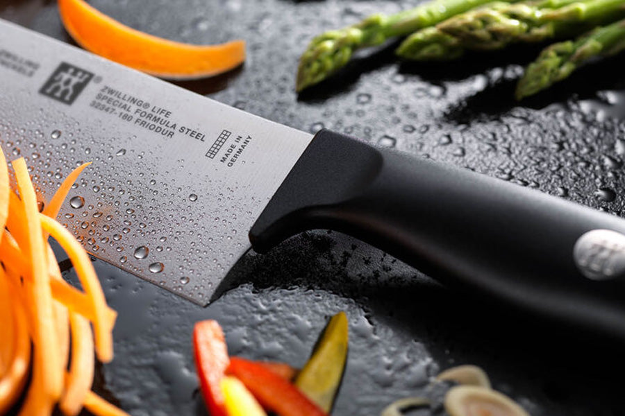 Entdecke die Kunst japanischer Messer: Tradition, Qualität und Präzision vereint in einzigartigen Klingen für deine Küche.