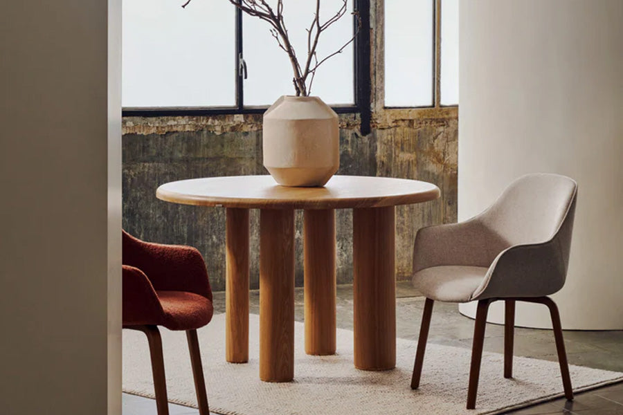 Mailen runder Tisch von Kave Home mit Eschenfurnier-Tischplatte und zylindrischen Beinen in natürlichem Finish, präsentiert in einem modernen Esszimmer.