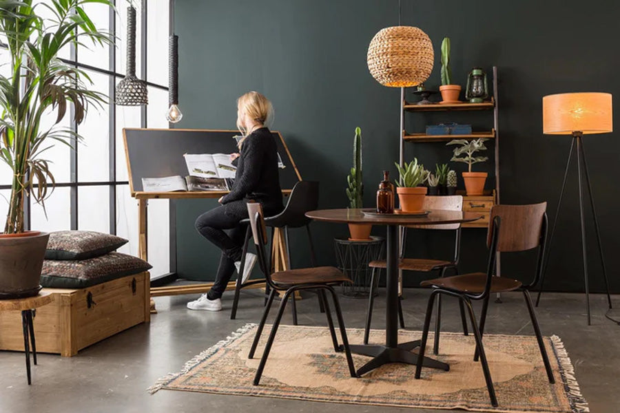 Scuola Stuhl von Dutchbone – stapelbarer Vintage-Stuhl im Schulmöbel-Design mit walnussfarbener Sitzschale aus Holz und schwarzem Stahlgestell.