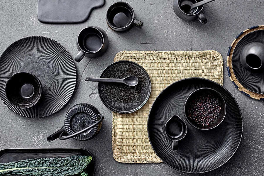 Stilvoll gedeckter Tisch mit Blumen, Kerzen, Geschirr und Besteck – Inspirationen für elegante und einladende Tischdekorationen.