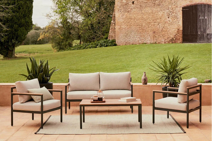 Outdoorbereich individuell gestalten mit KAQTU: bequeme Möbel, stimmungsvolle Beleuchtung, Pflanzgefäße, Teppiche und mehr.