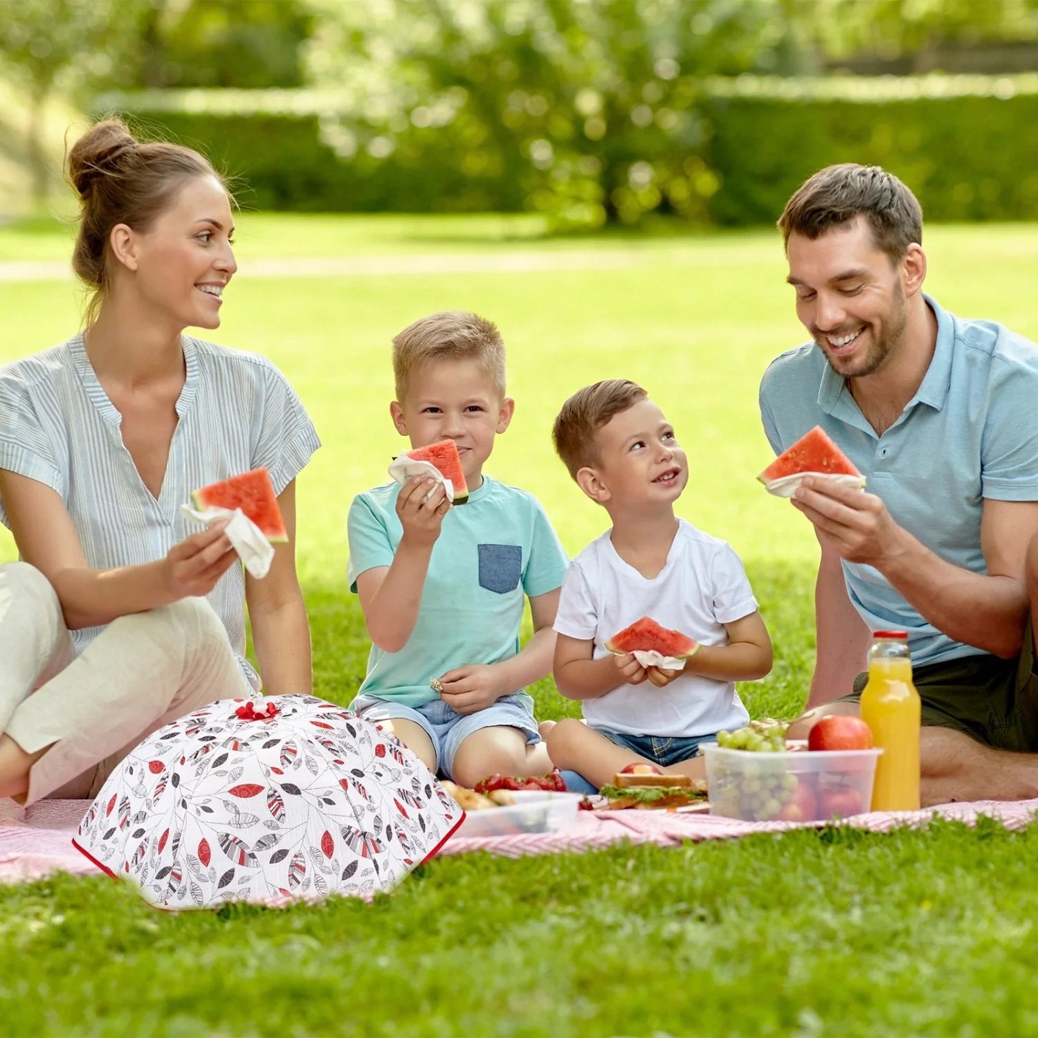 Gemütliches Wohnzimmer im skandinavischen Stil mit natürlichen Materialien, warmen Farben und persönlichen Details für mehr Wohlbefinden zuhause.