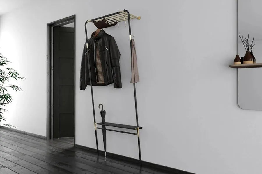 Eleganter Flur mit Garderobenstange, Spiegel und stimmungsvoller Beleuchtung, Inspirationen von KAQTU für ein einladendes Entrée mit Ordnung und Stil.