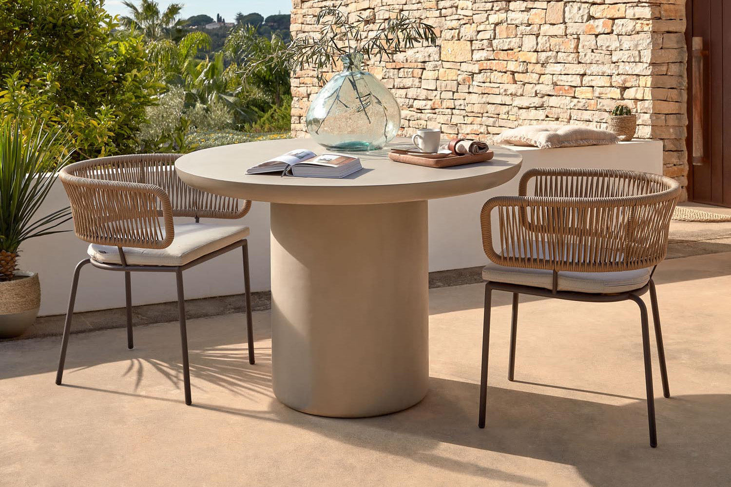 Sommerurlaubs-Feeling im Zuhause: helle Farben, luftige Leinenstoffe, Naturmaterialien, maritime Dekorationen und eine entspannte Outdoor-Lounge.