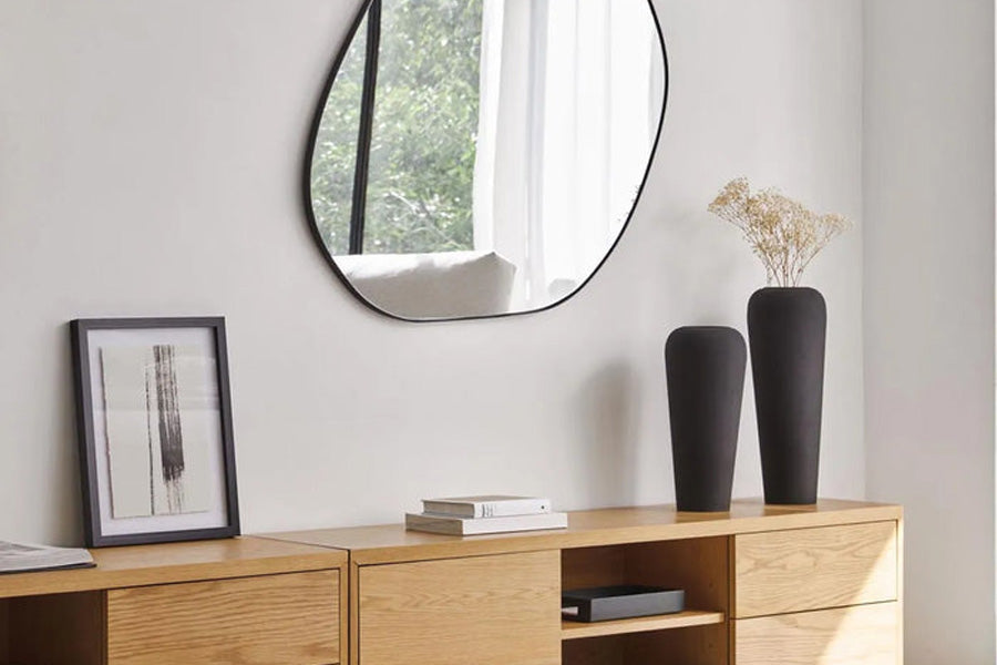 Sommerliche Highlights von Kave Home bei KAQTU: Catalina Outdoor-Sofa, Lambton Barstuhl, Arenys Leuchte, Nealy Esstisch und frische Textilien.