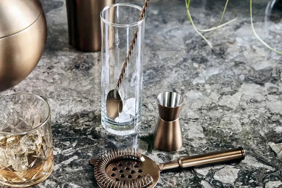 Entdecke die perfekte Heimbar-Kollektion: stilvolle Möbel, essentielle Accessoires und praktische Hilfsmittel für unvergessliche Cocktailabende.