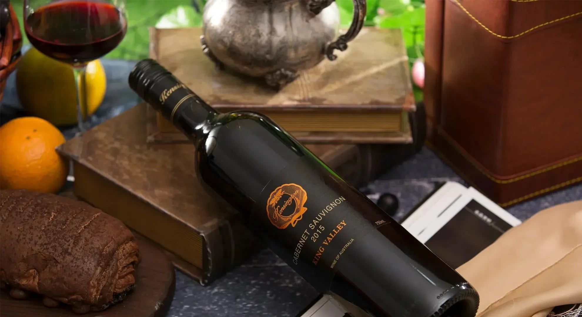 Alt-Text (SEO-Bildbeschreibung): Eine stilvolle Auswahl an Weinutensilien für den perfekten Genuss: Gläser, Dekanter, Korkenzieher, Thermometer, Verschluss, Weinkühler und Weinregal.