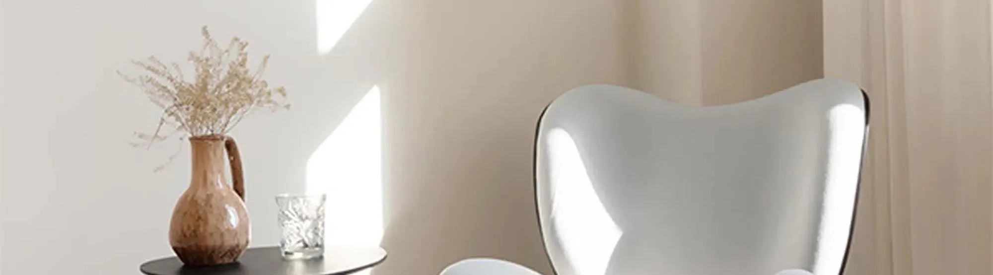 Entdecke die stilvollen Loungesessel der Kollektion A Conversation Piece von Umage. Komfort, Nachhaltigkeit und skandinavisches Design vereinen sich!