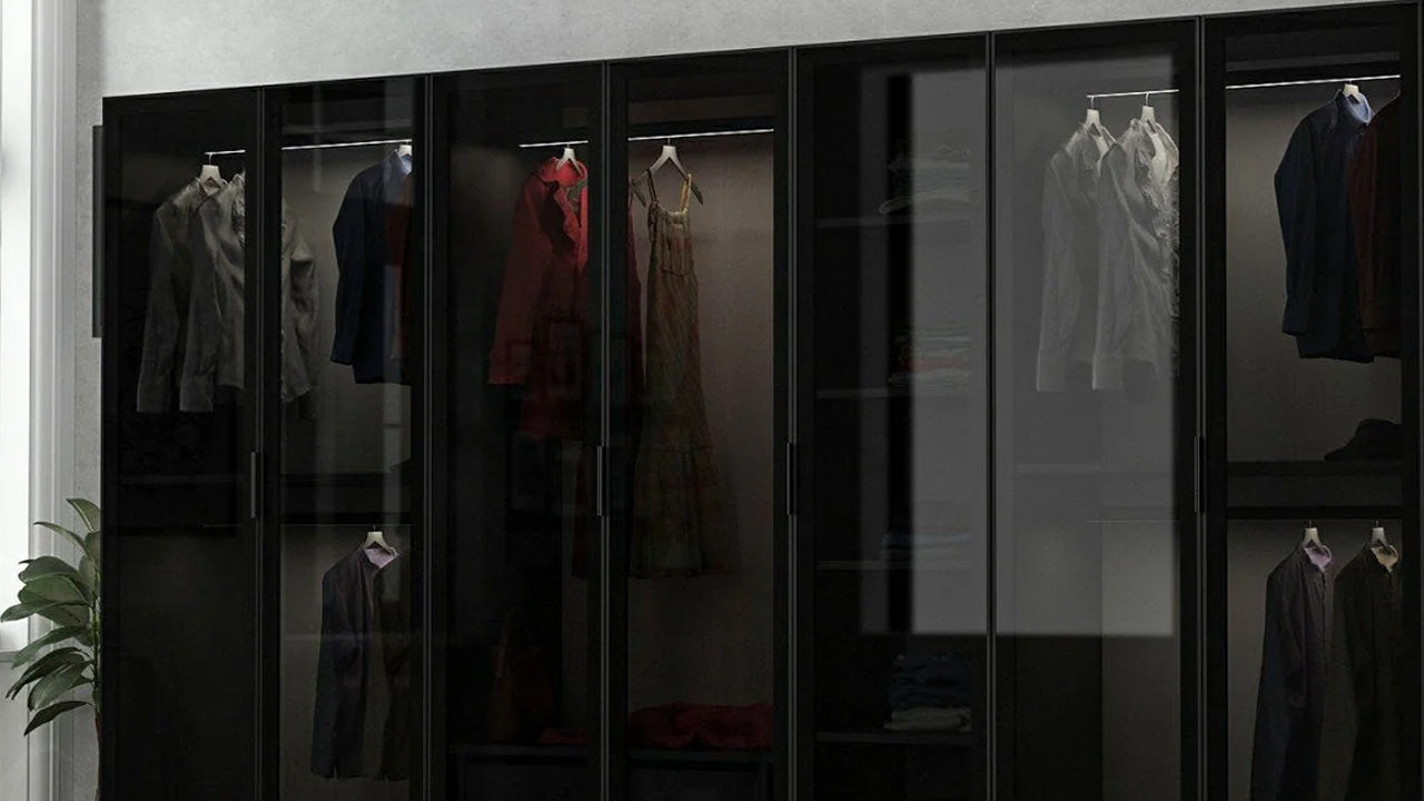 Moderner Kale Drehtürenschrank von Hanah Home in der Schweiz, mit robustem Design, flexible Innenaufteilung und stilvollen Akzenten für maximale Ordnung.