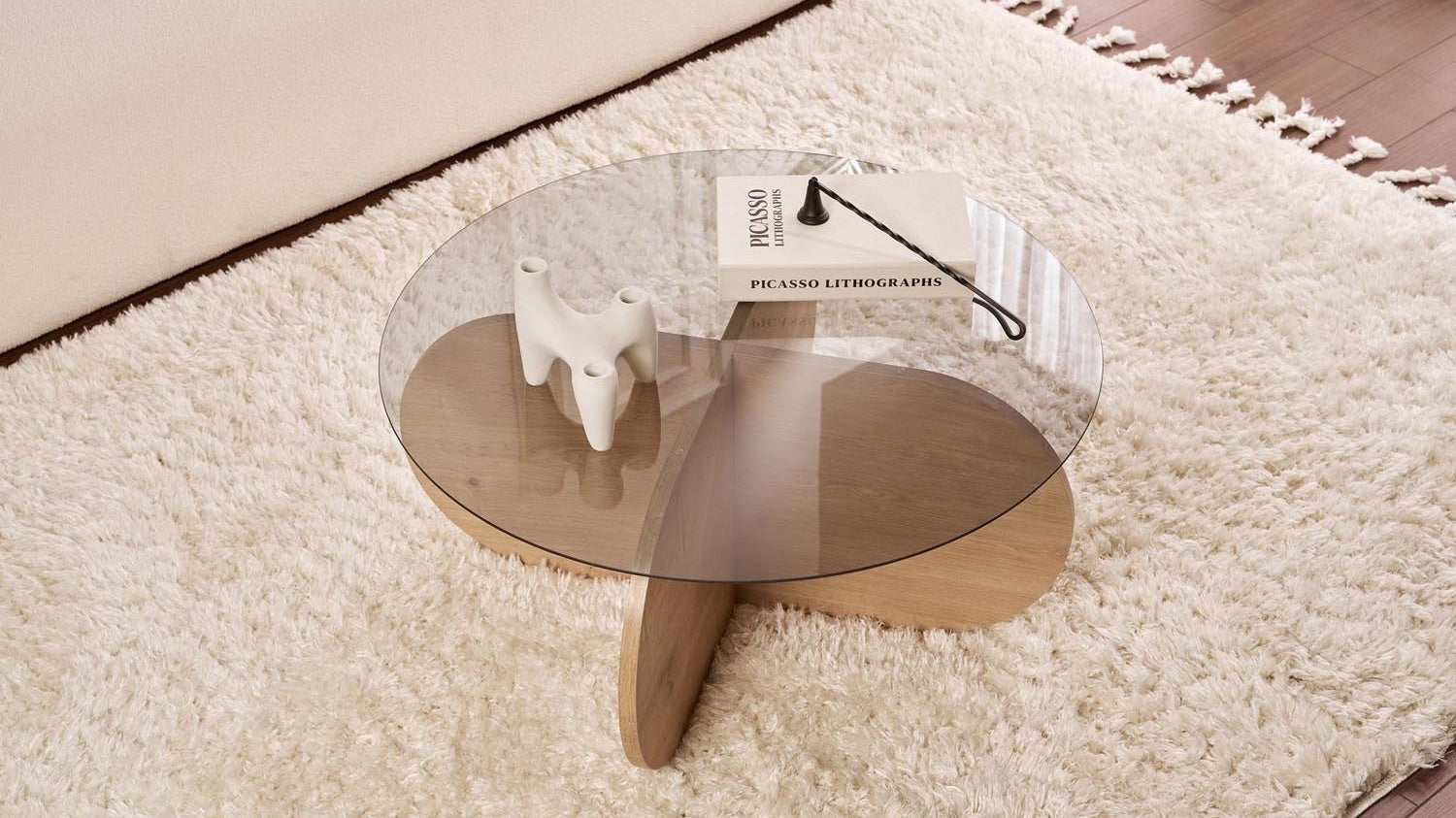 Filigrane Aeris Couchtische von Nordure mit schwebender Optik, minimalistischen Metallgestellen und eleganten Oberflächen in Eiche- oder Dunkeloptik.