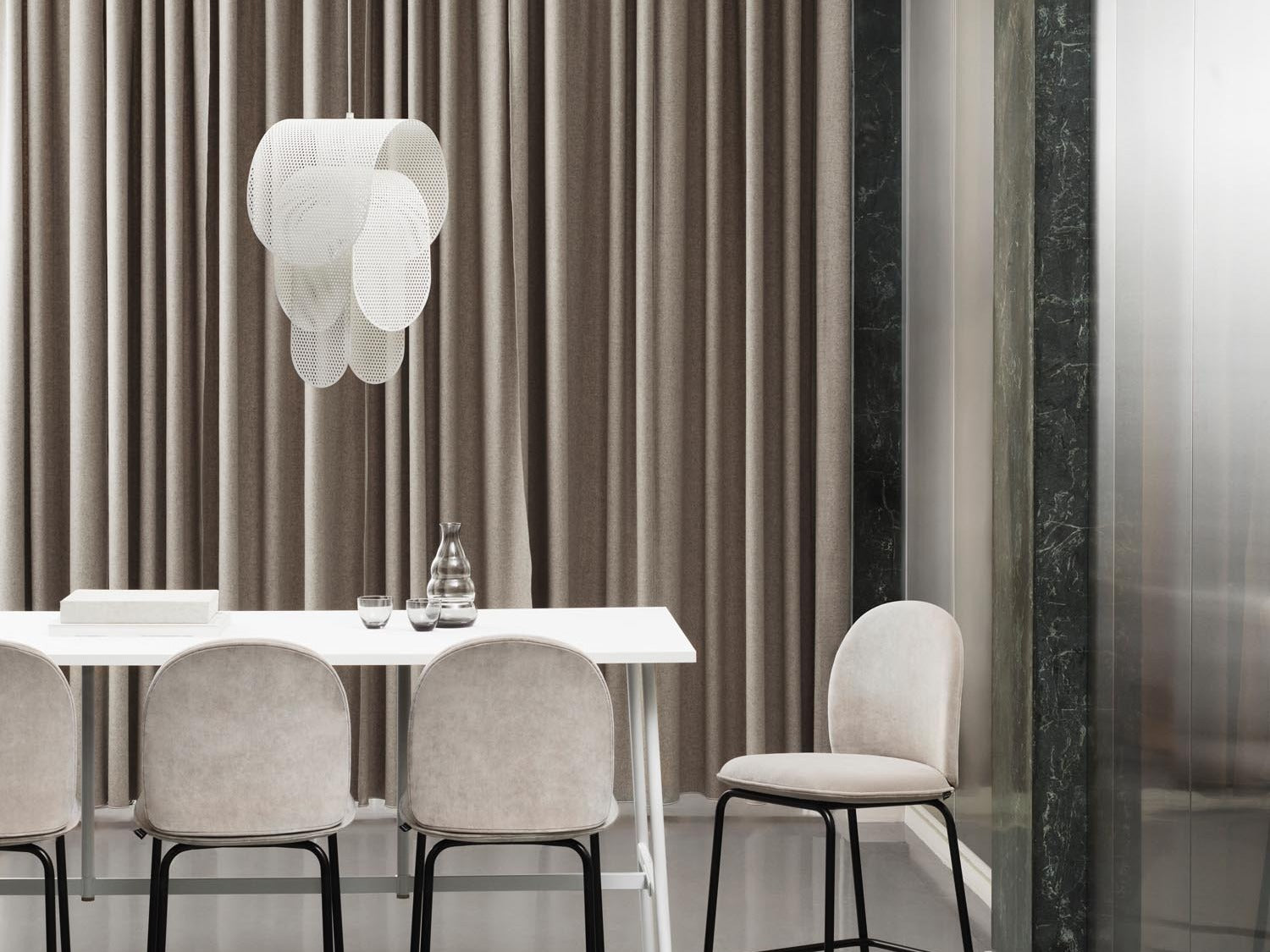 Elegante Ace Kollektion von Normann Copenhagen: stilvolle Möbel mit modernem Design und klaren Linien in sanften Farben.