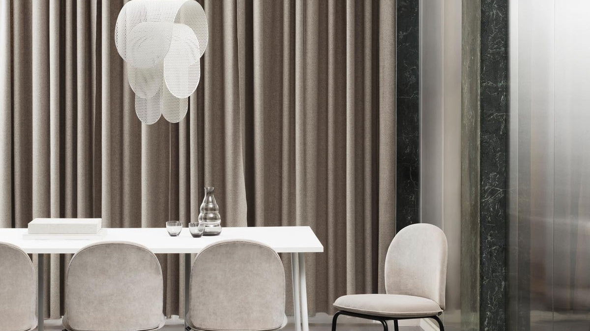 Elegante Ace Kollektion von Normann Copenhagen: stilvolle Möbel mit modernem Design und klaren Linien in sanften Farben.