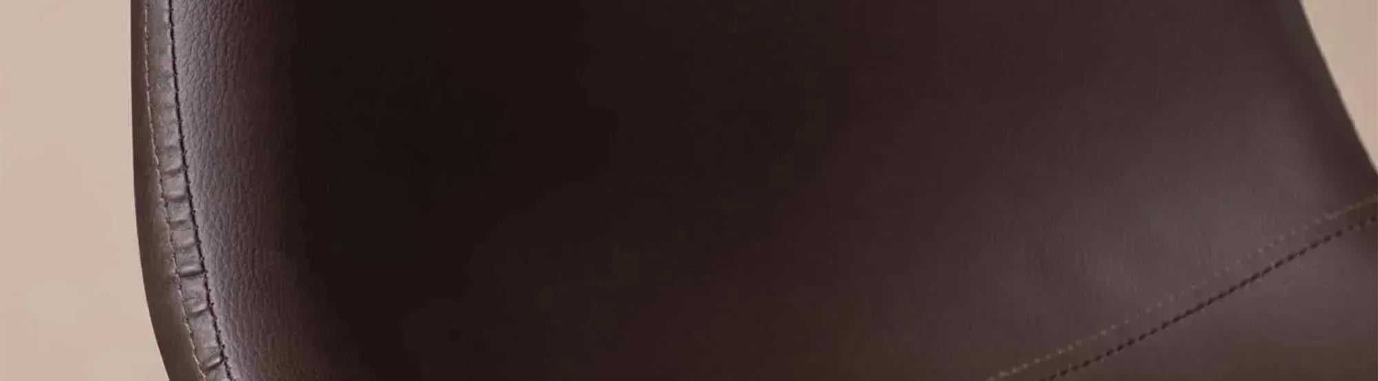 Entdecke die stylischen Barstühle der Alexi-Serie von Venture Home. Modernes Design, ergonomischer Komfort und vielfältige Farben für jeden Einrichtungsstil!