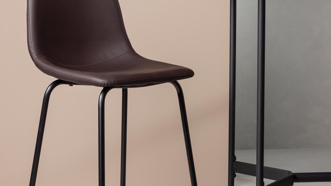 Entdecke die stylischen Barstühle der Alexi-Serie von Venture Home. Modernes Design, ergonomischer Komfort und vielfältige Farben für jeden Einrichtungsstil!