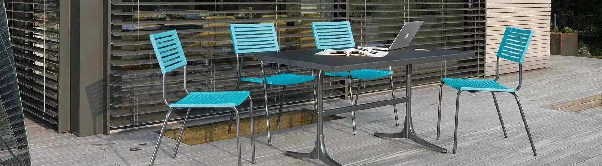 Schaffner Arbon Gartentische: robuste, wetterfeste Metall-Tische aus der Schweiz, mit optional ausziehbarer Platte - minimalistisch, langlebig.