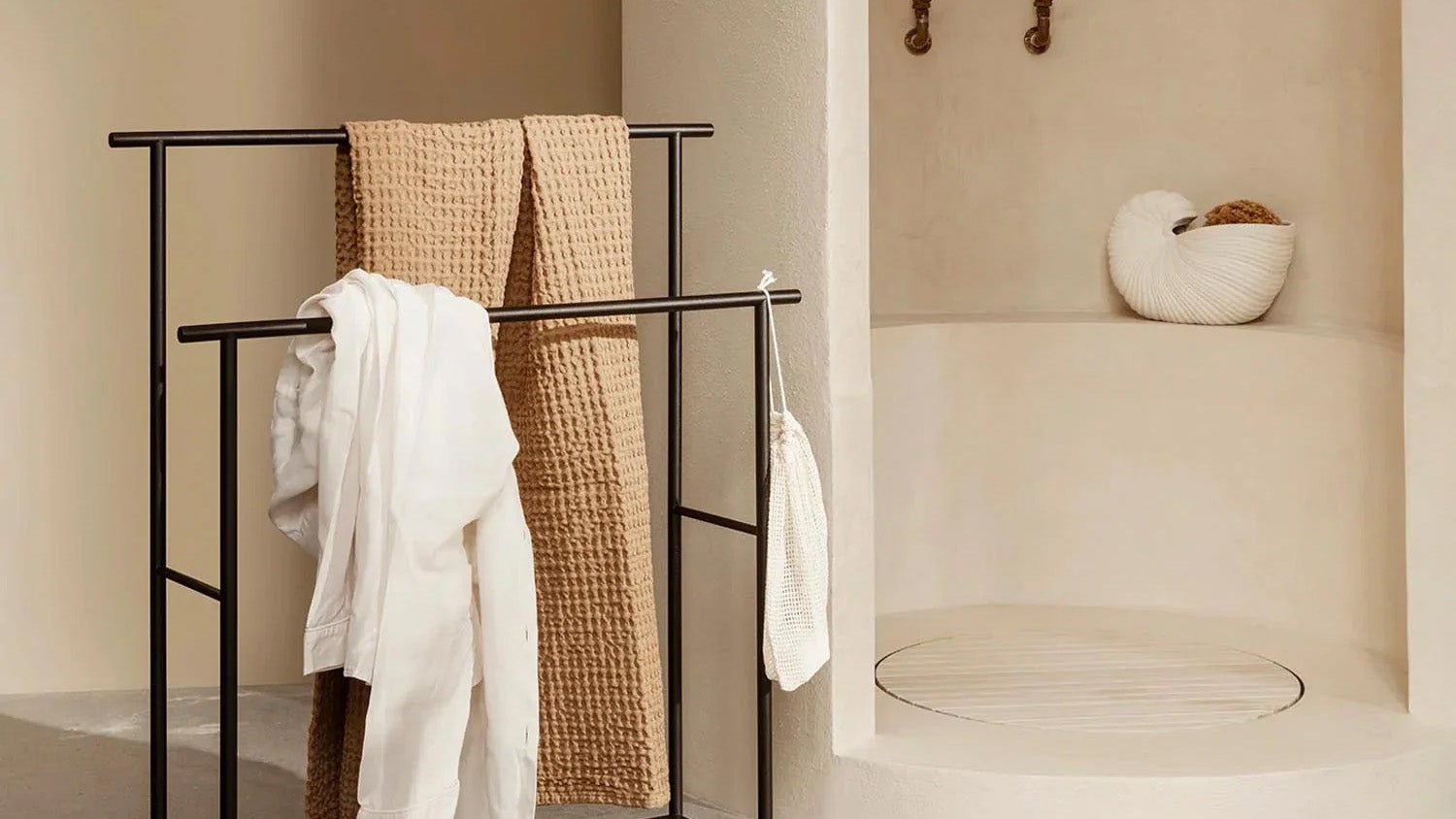 Badezimmer stilvoll und funktional einrichten mit KAQTU: hochwertige Möbel, Regale, Spiegel und Aufbewahrungslösungen.