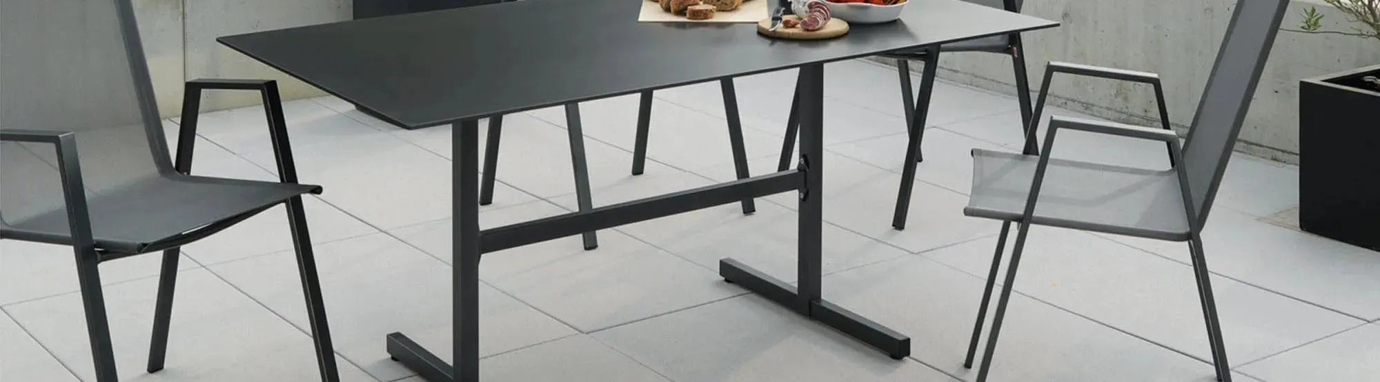 Entdecken Sie die Basel-Kollektion von Schaffner: elegante Gartentische und komfortable Sessel im klassischen Stil, wetterfest und langlebig.