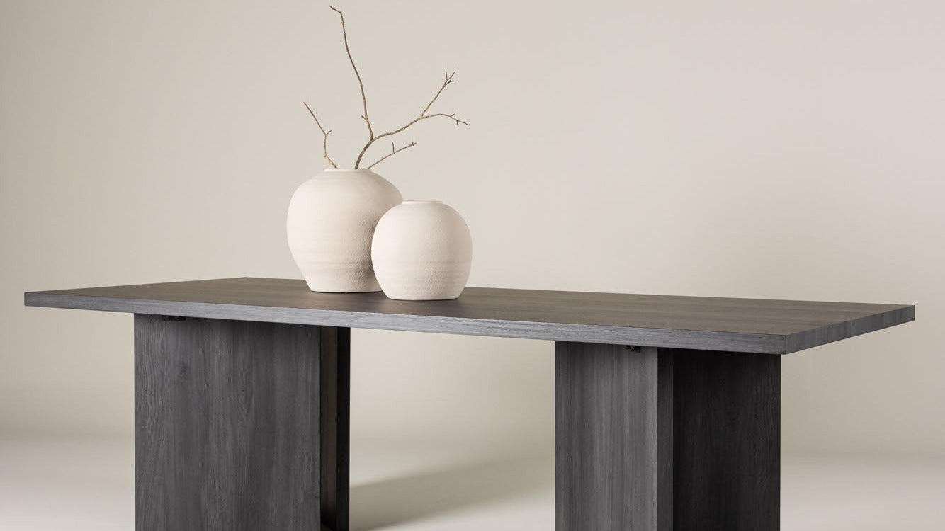 Entdecke die elegante Tischserie Bassholmen von Vind. Funktionalität trifft skandinavisches Design für dein Zuhause. Robust, stilvoll und einladend.