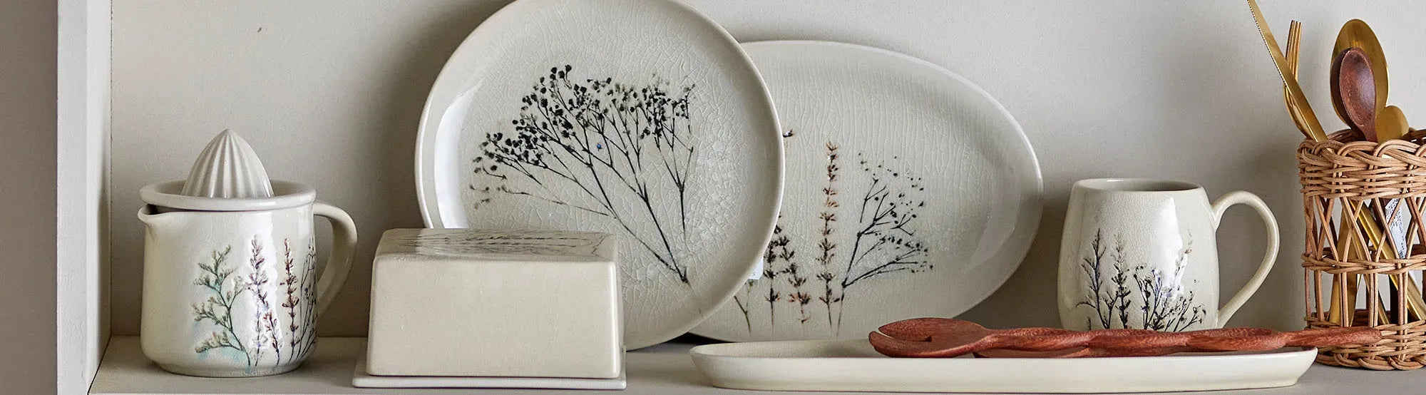 Bea Geschirrserie von Bloomingville: stilvoll, elegant Steingut mit sanften Farben und harmonischen Formen – ideal für Alltag und festliche Anlässe.