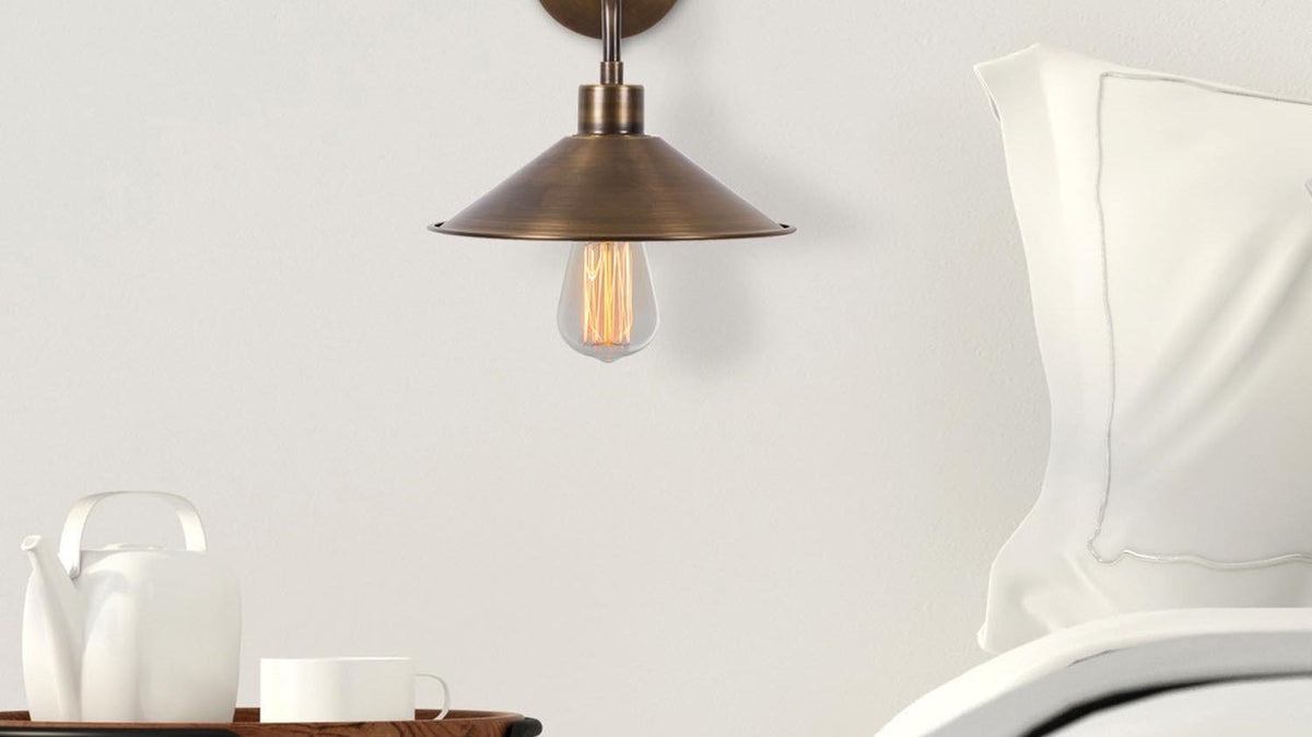Elegante Berceste Kollektion von Opviq: stilvolle Möbelstücke in warmen Holztönen und modernem Design.