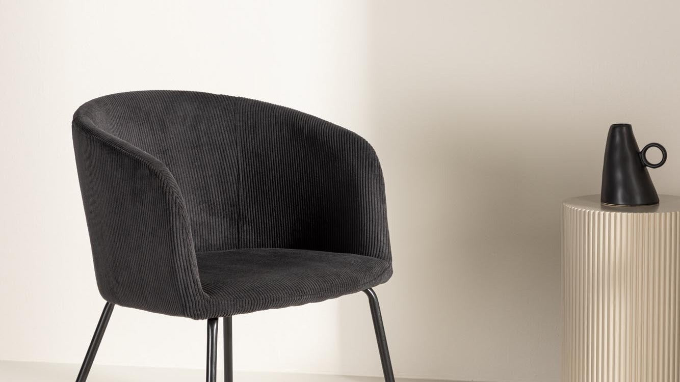 Berit Stühle von Venture Home: elegantes Design trifft hohen Sitzkomfort und vielseitige Materialien für moderne Räume.