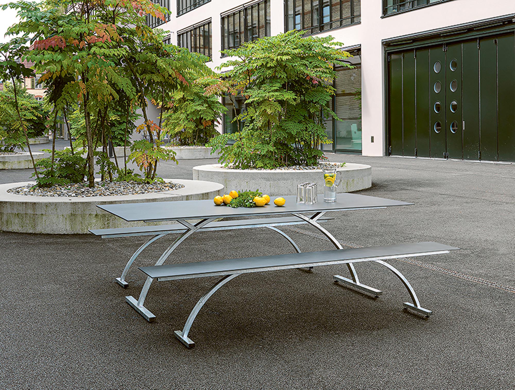 Bernardino: Schweizer Outdoor-Möbel aus Teakholz und pulverbeschichtetem Aluminium – wetterfest, ergonomisch, bequeme Polster, ideal für Terrasse.