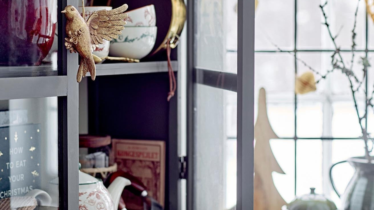 Entdecke das verspielte Geschirrset Beth von Bloomingville: skandinavisches Design, elegante Farben, funktional und perfekt für jeden Anlass.