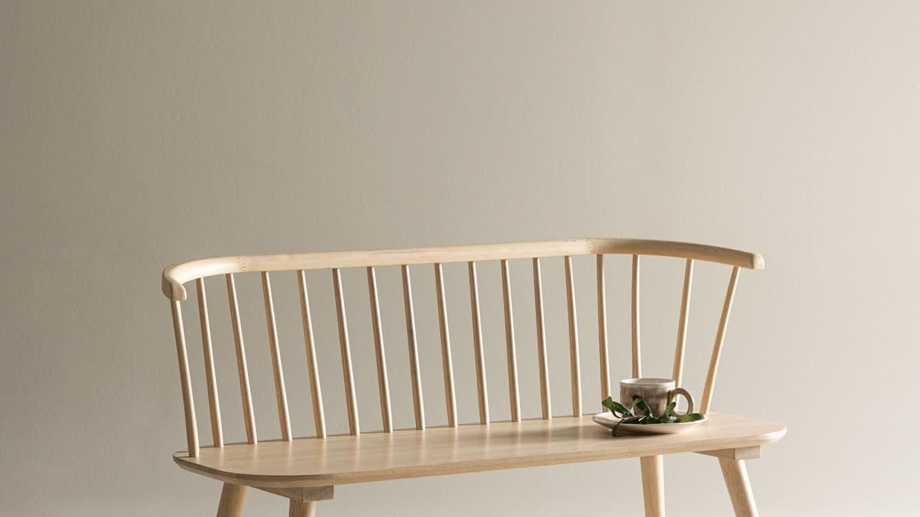 Entdecke die Bobby Stuhlserie von Venture Home: stilvolles Design, hoher Komfort und vielseitige Farben für dein Zuhause.