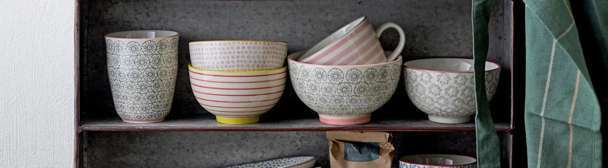 Entdecke das elegante Geschirrset Cécile von Bloomingville: skandinavisches Design, sanfte Farben, organische Formen – perfekt für jeden Anlass!