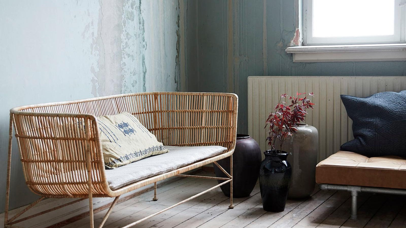 Entdecke die eleganten Sessel der Cuun-Serie von House Doctor. Stilvolles skandinavisches Design trifft auf Komfort und Vielseitigkeit.