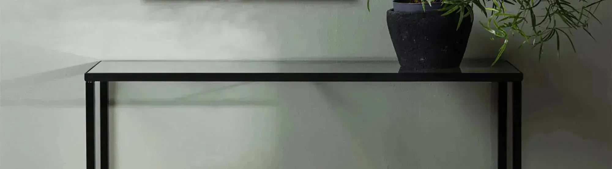 Dipp Tische von Venture Home: moderne, stabile Designs mit klaren Linien; ideal als Esstisch oder Couchtisch – Statement für jedes Zuhause.