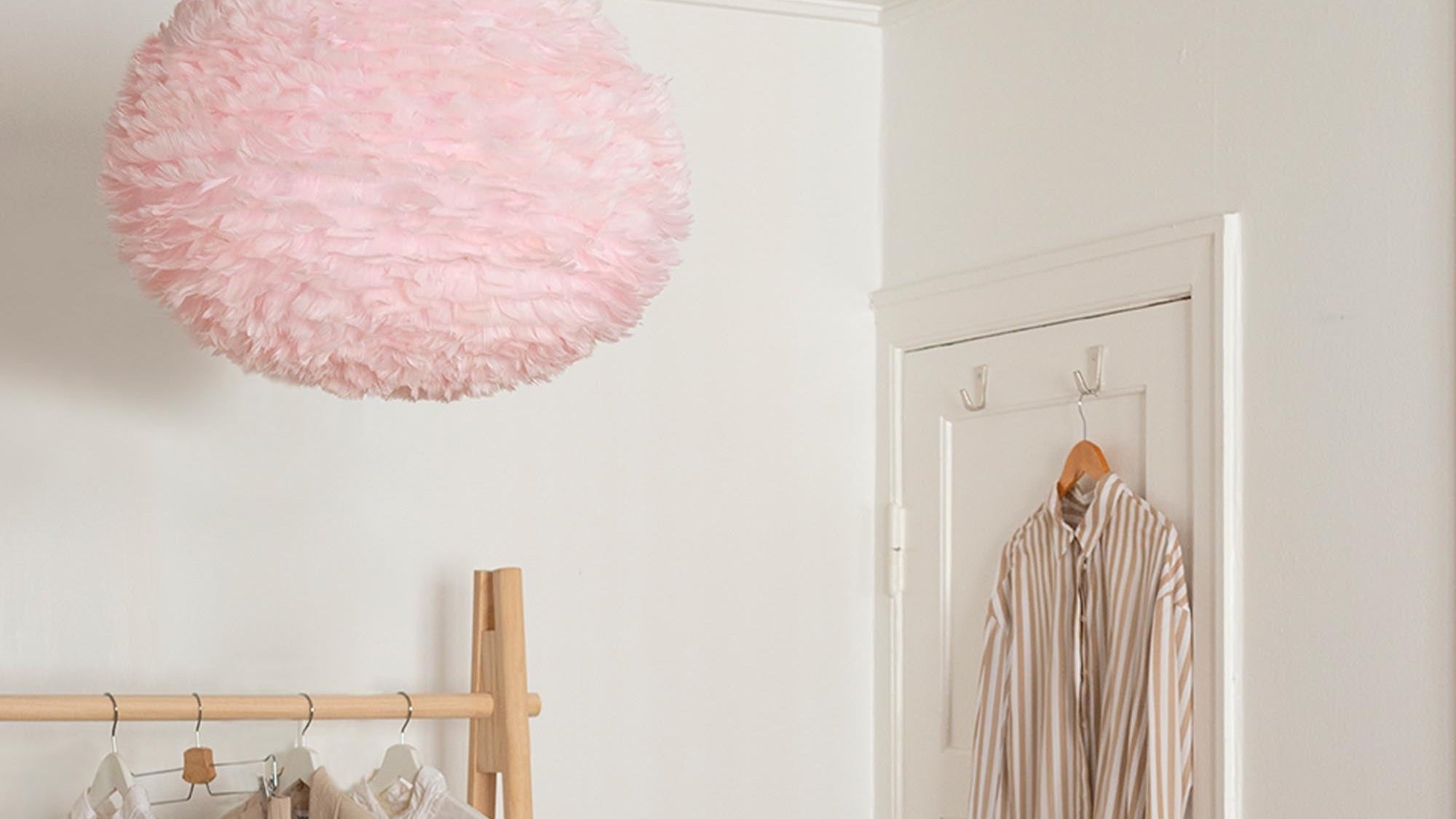 Entdecke die EOS-Kollektion von Umage: elegante, handgefertigte Leuchten mit federleichten Federn für stilvolles Wohnen und nachhaltige Atmosphäre.