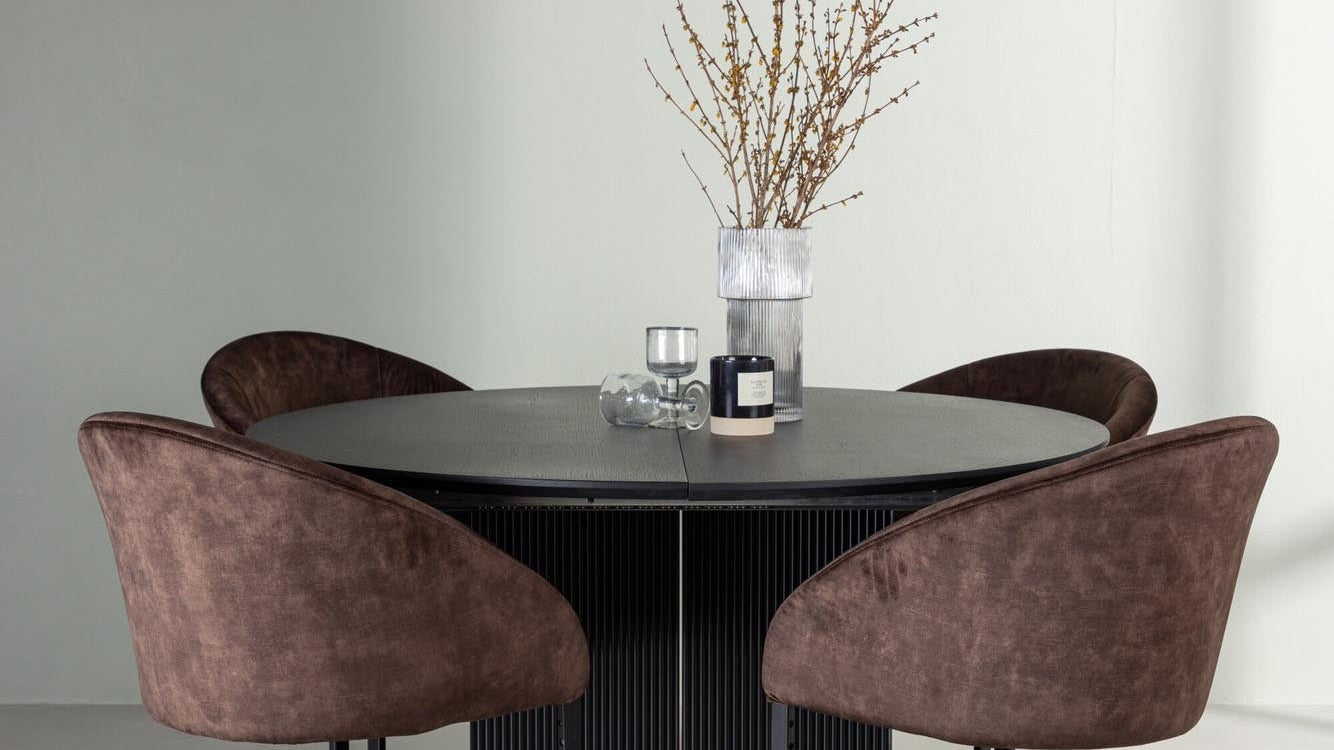 Entdecke die eleganten Evening Stühle von Venture Home – modernes Design, hochwertige Materialien und vielseitige Einsatzmöglichkeiten für dein Zuhause.