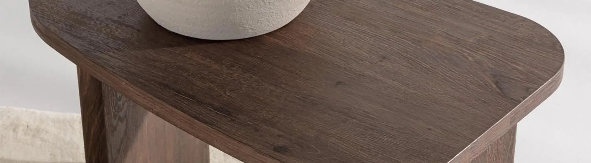 Grönvik Sofatisch: zeitloses skandinavisches Design, Holzmaserung mit Metallakzenten, funktional und stilvoll für jedes Wohnzimmer.