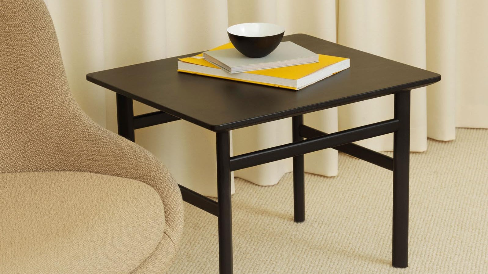 Elegante Pflanzengefäße der Grow Kollektion von Normann Copenhagen, ideal für moderne Wohnräume und stilvolle Akzente.