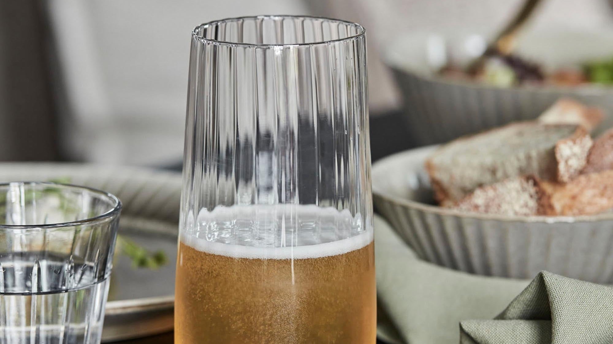 Entdecke das elegante HDRill Geschirrset von House Doctor. Handgefertigte Stücke in erdigen Tönen für unvergessliche Ess-Erlebnisse.