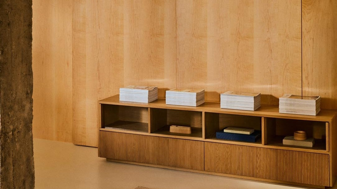 Elegante Möbel der Helvine Kollektion von Kave Home, kombiniert modernes Design mit natürlichen Materialien.