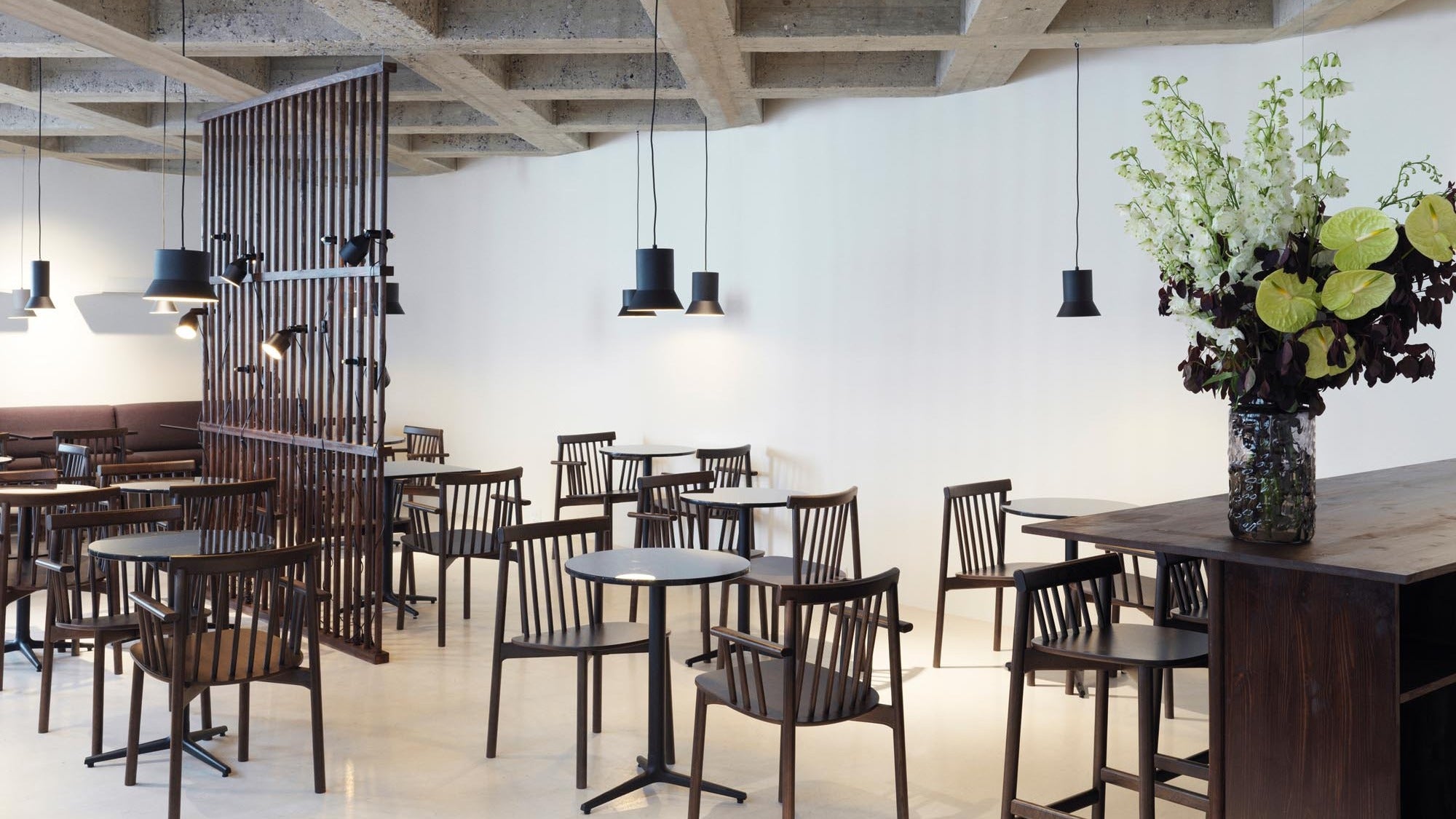 Entdecken Sie die Hat Leuchten von Normann Copenhagen: grafisch, charakterstark und ideal für mutige Interiors. Perfekt über Esstischen oder Kücheninseln.