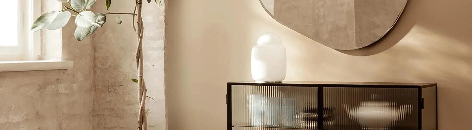 Entdecke die elegante Haze Kollektion von Ferm Living: stilvolle Sideboards und Vitrinen, die Funktionalität und skandinavisches Design vereinen.