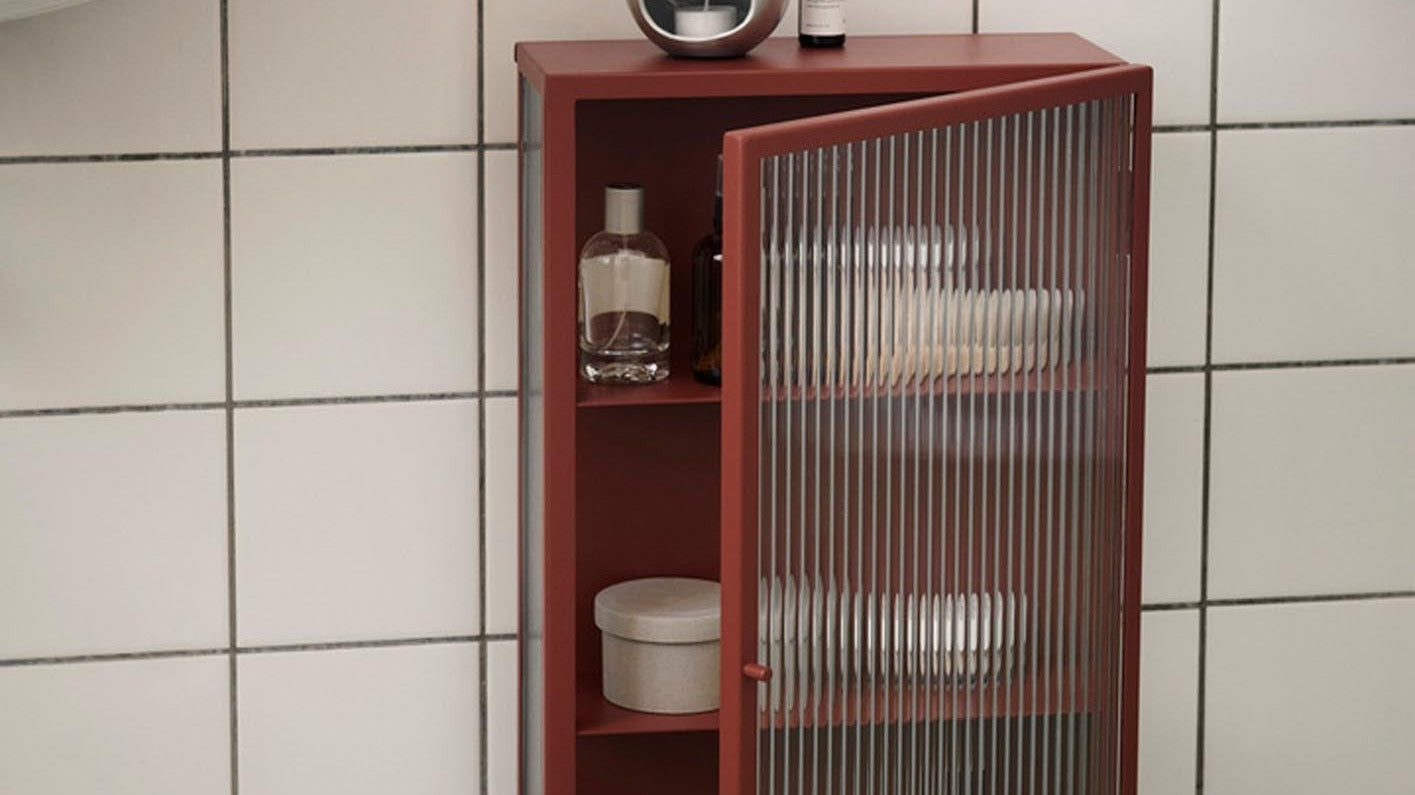 Entdecke die elegante Haze Kollektion von Ferm Living: stilvolle Sideboards und Vitrinen, die Funktionalität und skandinavisches Design vereinen.