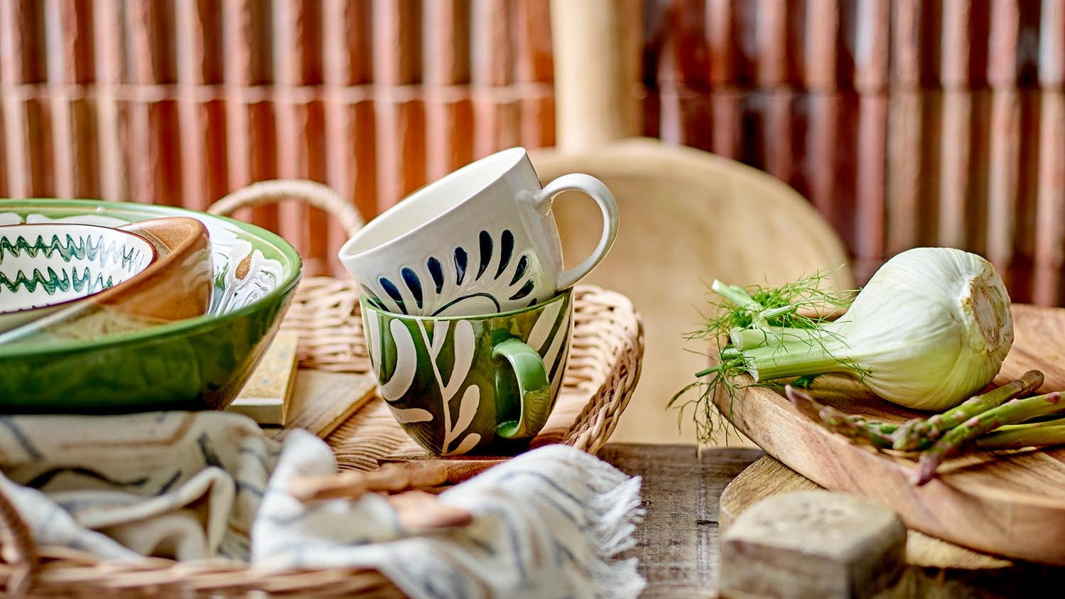 Entdecke das Künstlerische Geschirrset Heikki von Bloomingville: skandinavisches Design, funktionale Eleganz und natürliche Akzente für dein Esszimmer.