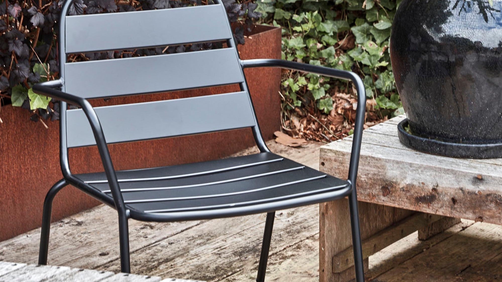 Entdecke die stilvolle Helo Kollektion von House Doctor: moderne, wetterfeste Outdoor Möbel für entspannte Momente im Freien.