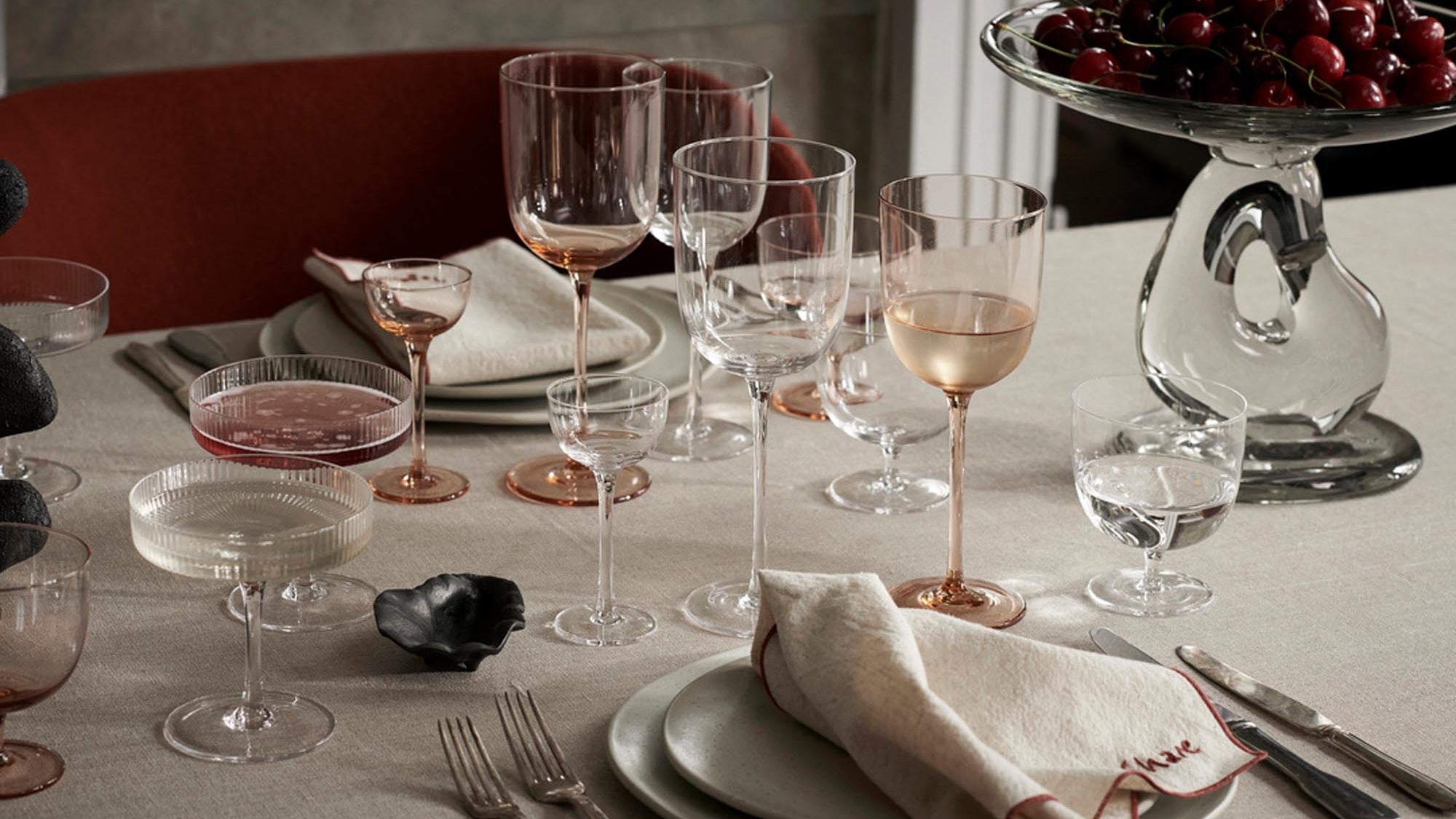 Entdecke die eleganten Host Gläser von Ferm Living – perfekt für stilvolles Servieren von Wasser, Wein und Cocktails. Minimalistisch, stapelbar und ideal für jeden Anlass.