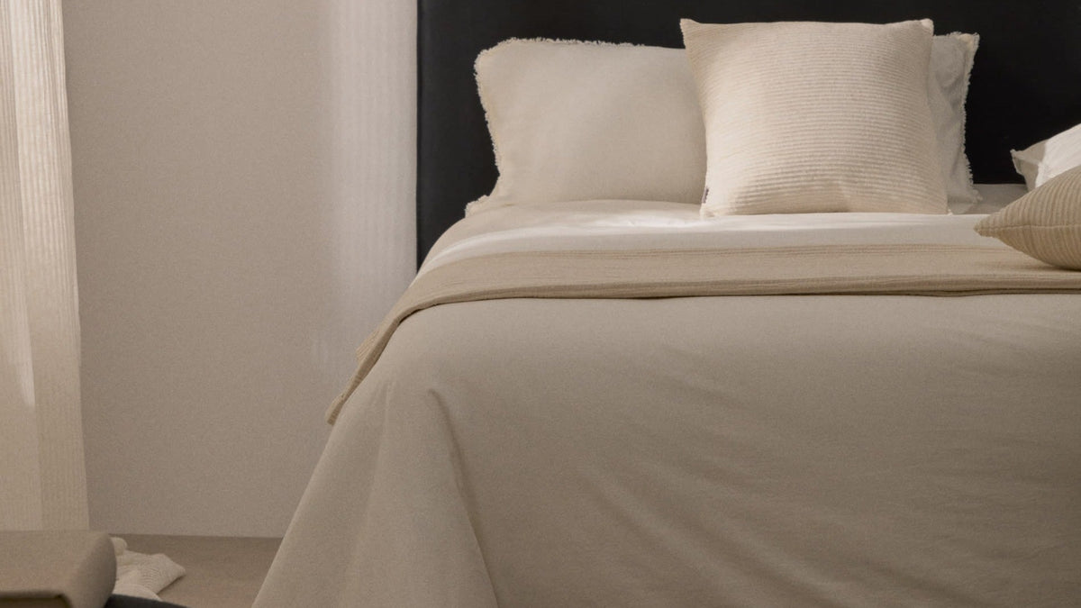 Elegante Jaira Kollektion von Kave Home: stilvolle Möbel mit modernem Design und warmen Holztönen.