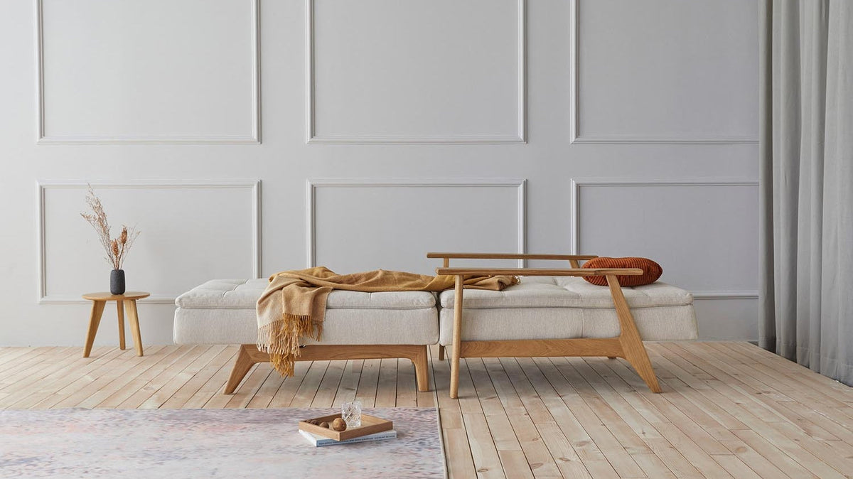 Japandi – minimalistische Möbel mit japanischer Zen-Philosophie und skandinavischem Minimalismus, aus Naturmaterialien wie Holz, Leinen und Bambus.