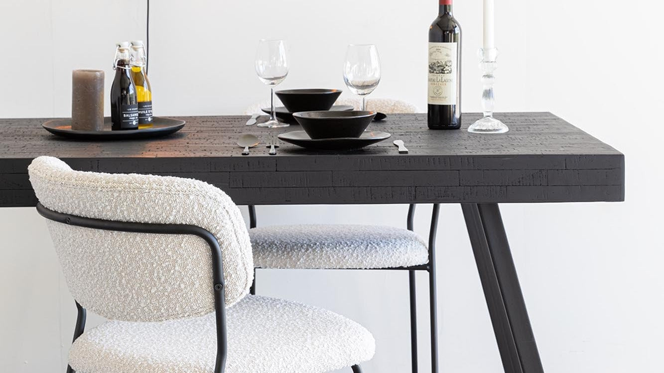 Entdecke die elegante Jolien-Serie von White Label Living: stilvolle, komfortable Stühle für Esszimmer, Wohnzimmer und Arbeitsbereich.